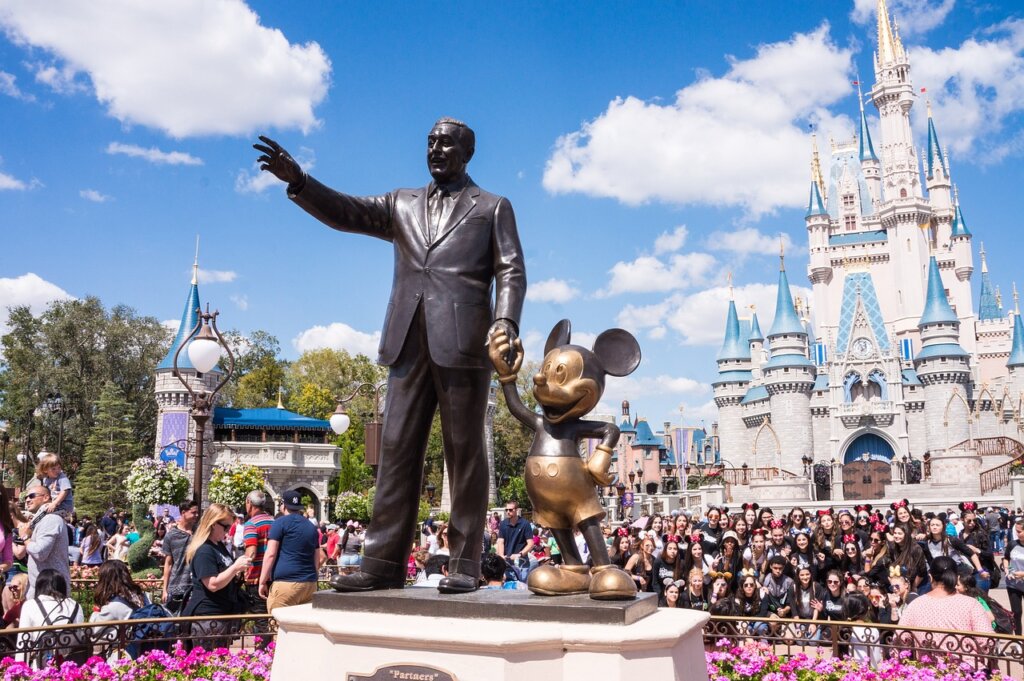 Walt Disney und Mickey Maus vor dem Disney-Schloss im Disneyland